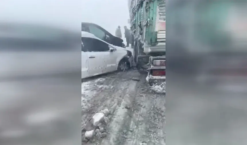 Kırşehir'de 7 aracın karıştığı zincirleme trafik kazasında 5 kişi yaralandı