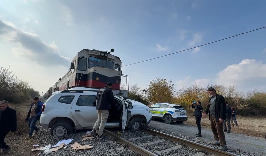 Yük treni otomobile çarptı: 2 yaralı