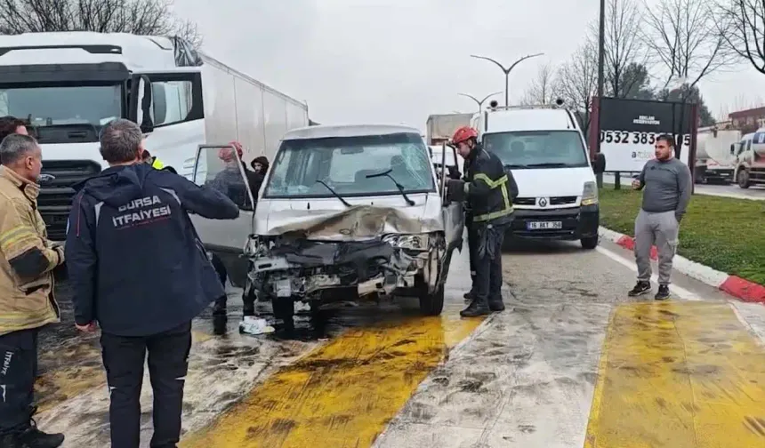 Minibüs park halindeki tıra çarptı: 3 yaralı