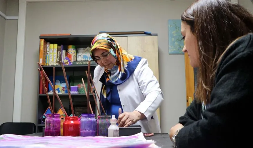 Sanatla bağımlılıkla mücadele ediyor