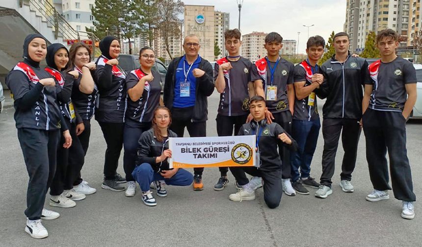 Tavşanlı Belediyesi sporcuları bilek güreşi turnuvasında başarıyla döndü