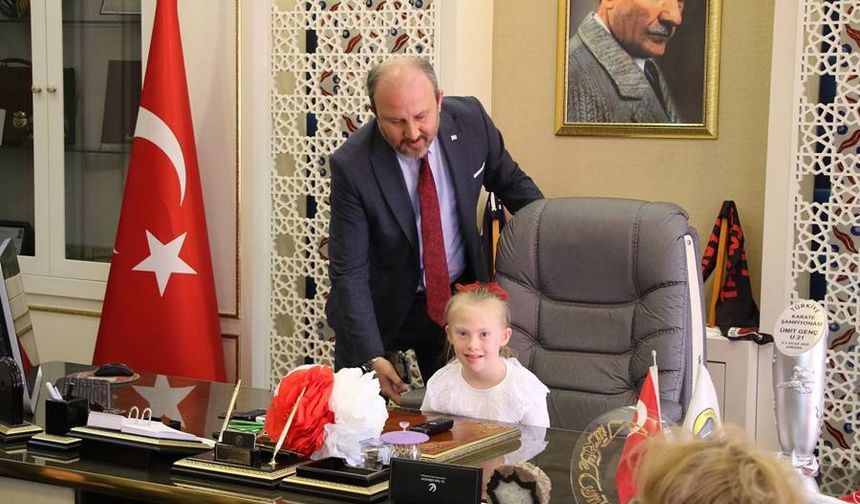 Tavşanlı’da 23 Nisan Coşkusu: Özel Minikler Başkanlık Koltuğunda