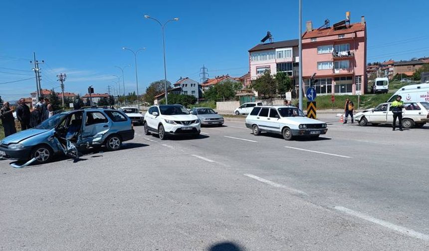 Kütahya Domaniç'te iki otomobil çarpıştı: 5 kişi yaralandı