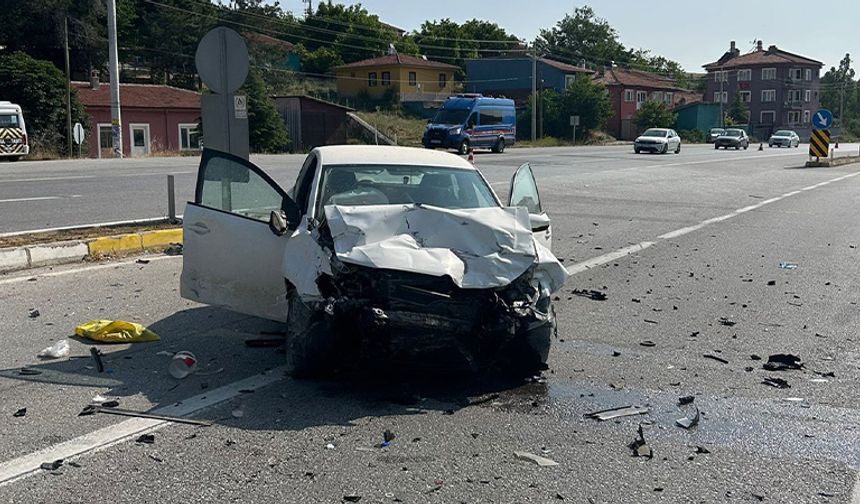 Afyonkarahisar'da iki otomobil çarpıştı: 1 ölü, 3 yaralı