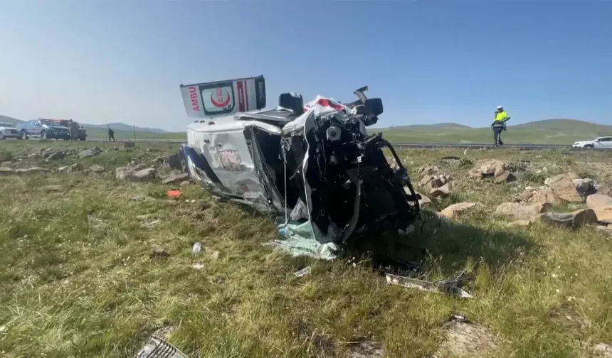 Ambulans şarampole devrildi: 4 sağlık çalışanı yaralandı