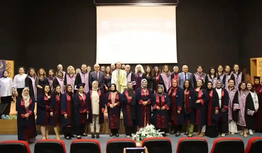 Anne Üniversitesi’nin ilk 21 mezunu diplomalarını aldı