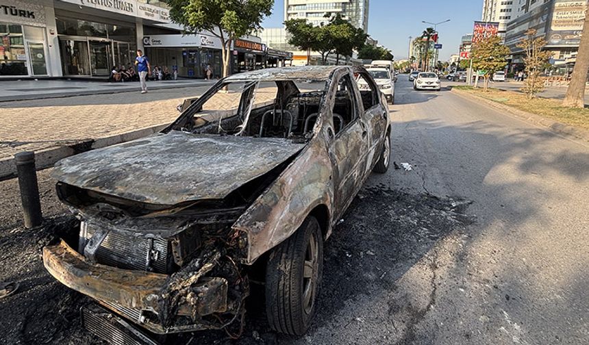 İzmir’de seyir halindeki otomobil alev aldı