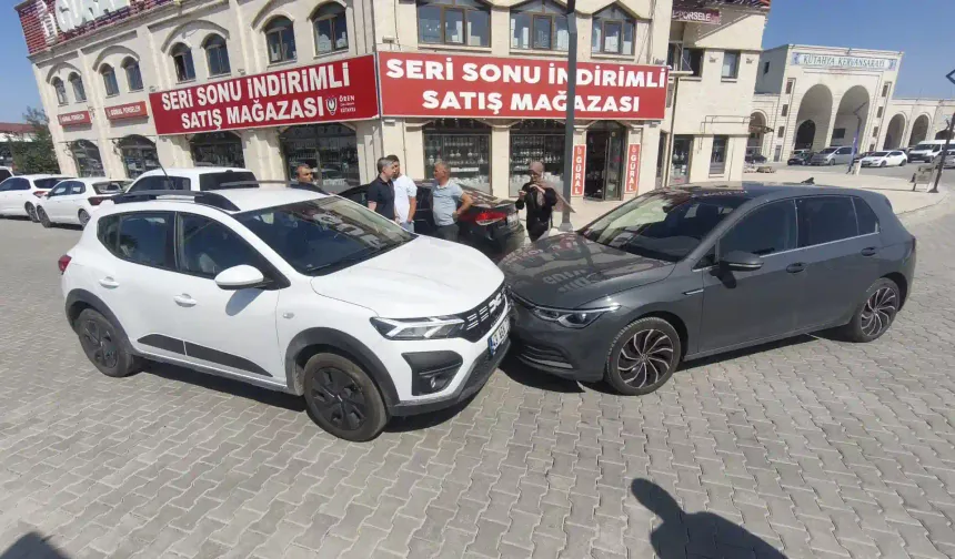 Kütahya’da otomobiller kafa kafaya çarpıştı