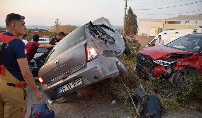 Manisa’da iki otomobil çarpıştı: 1’i çocuk 5 yaralı