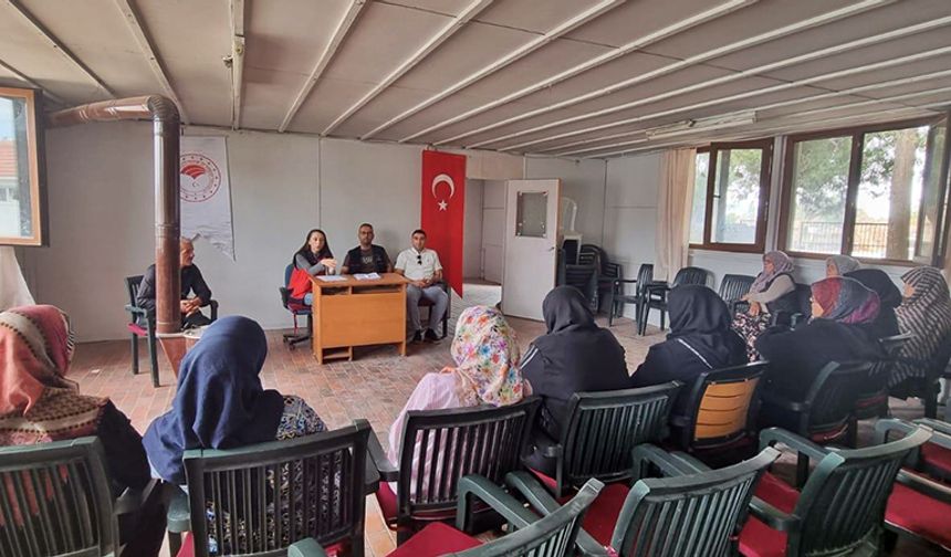 Kütahya Aslanapa’da çilek üreticilerine iyi tarım eğitimi