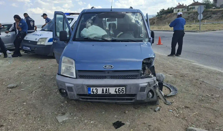 Kütahya Hisarcık’ta iki otomobil çarpıştı, 2 yaralı