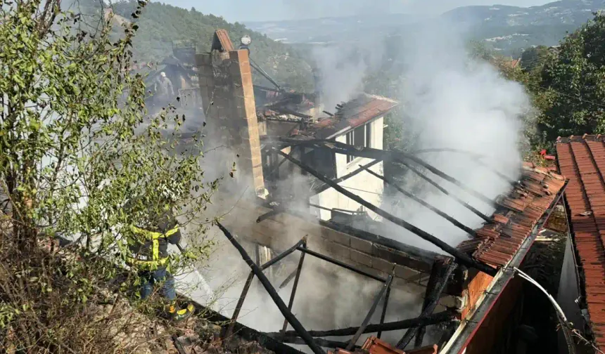 Kütahya’da iki katlı evdeki yangın korkuttu