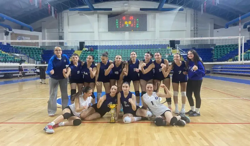 Kütahya Belediyespor genç kız voleybol takımı şampiyon oldu