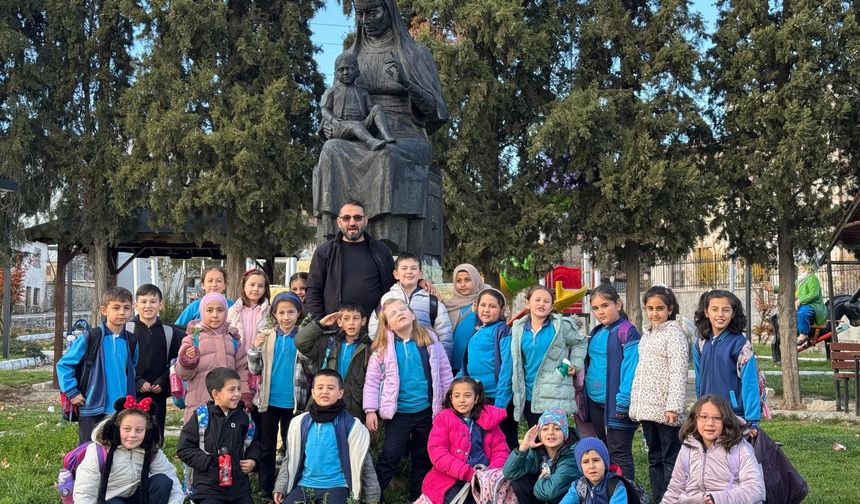 Kütahya Domaniç’te öğrenciler Hayme Ana’yı ziyaret etti