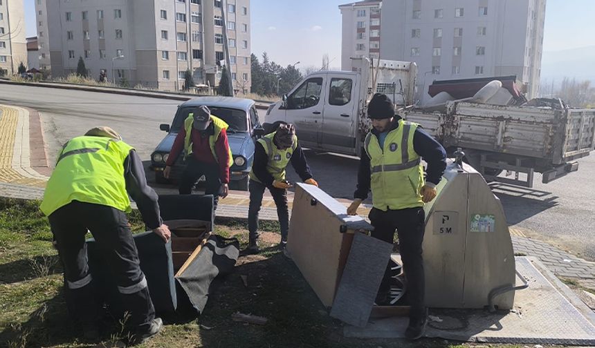 Kütahya’da Akkent Mahallesi’nde biriken çöpler temizlendi