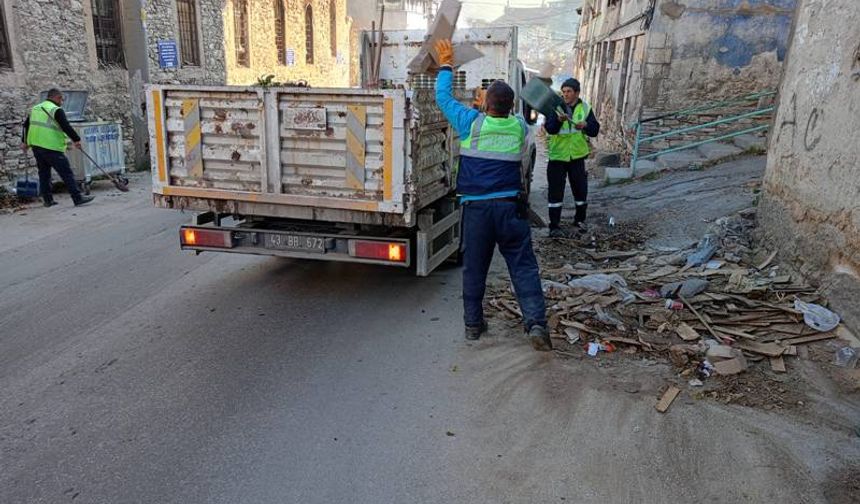 Kütahya’da İstiklal Mahallesi’nde kilise çevresinde temizlik çalışması yapıldı