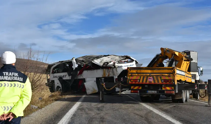 Afyonkarahisar’da yolcu otobüsü devrildi: 2 ölü, 21 yaralı