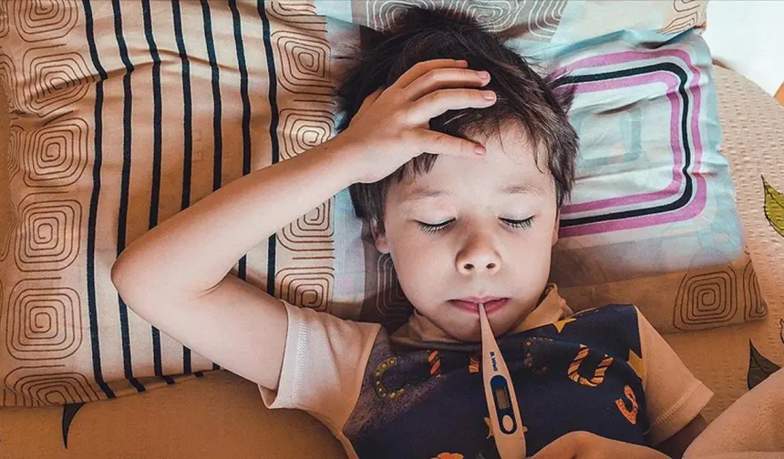 Ateşli çocuklarda yanlış giysi ve uygulamalar risk artırıyor