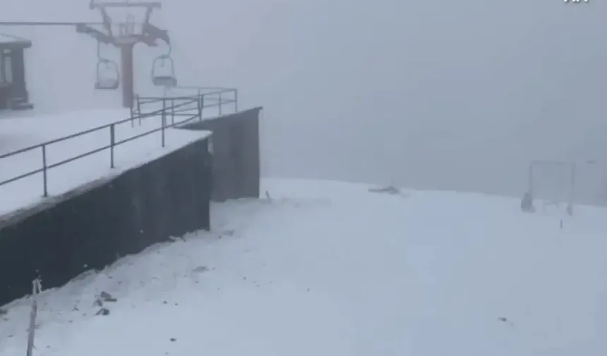 Bursa Uludağ'da kar yağışı başladı, pistler beyaza büründü