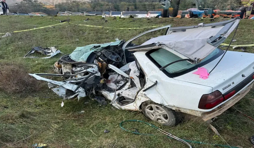 İzmir’de iki otomobil çarpıştı: 1 ölü, 1 yaralı