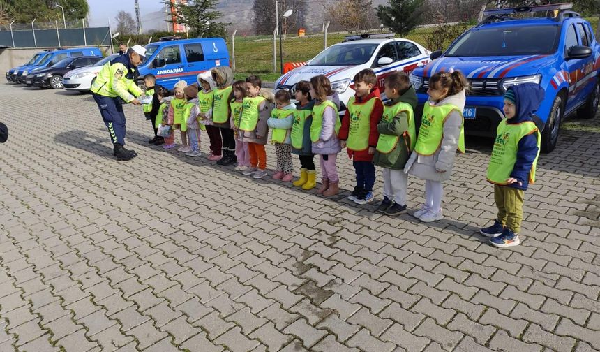 Kütahya Simav’da minikler, jandarmayı tanıdı