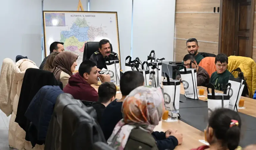 Kütahya’da Emniyet Müdürü Elbir, özel öğrencileri ağırladı