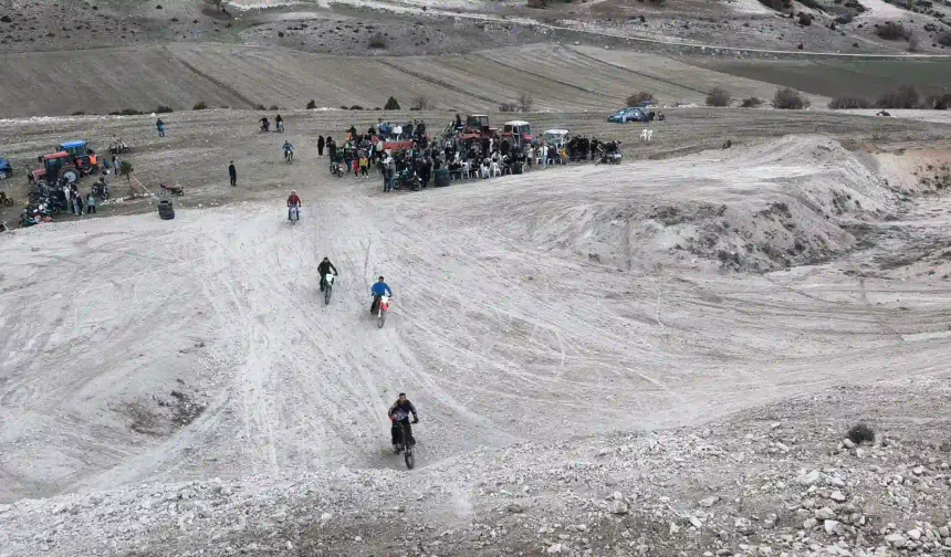 Kütahya’da genç motosiklet tutkunlarından heyecanlı parkur