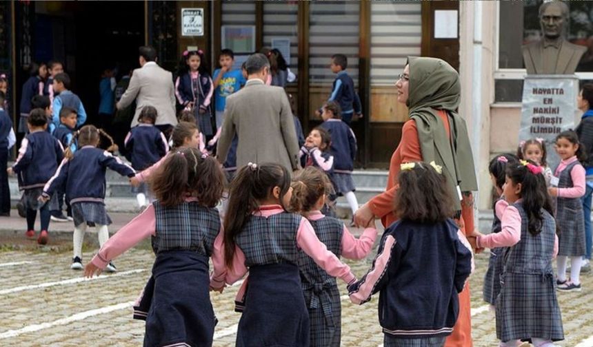 Öğretmen ve öğrencilere tatil haberi! MEB o tarihi resmen duyurdu