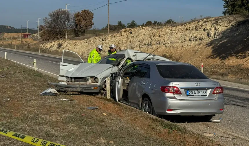 Uşak’ta iki otomobil çarpıştı: Yaşlı çift hayatını kaybetti