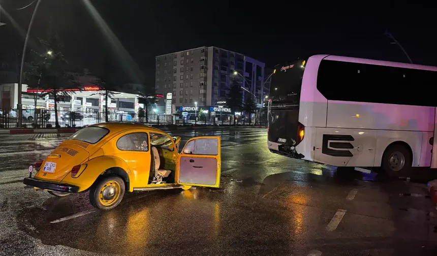 Uşak’ta otobüse çarpan otomobilde 3 kişi yaralandı