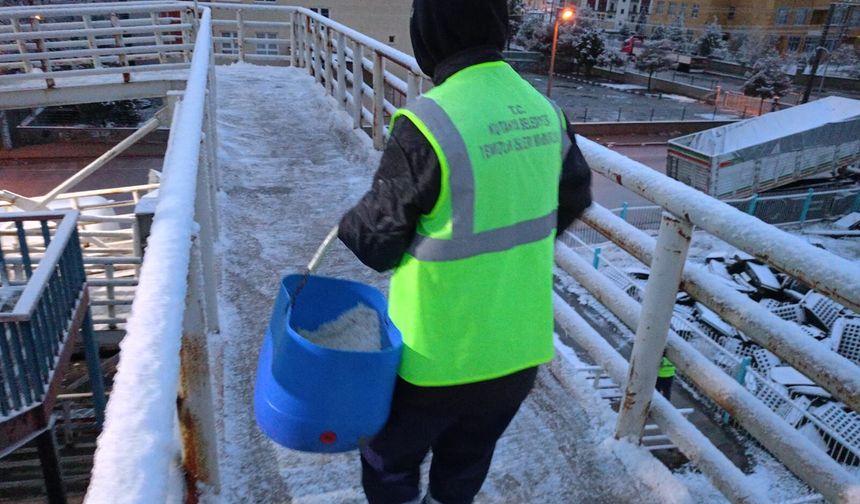 Kütahya’da üst geçitlerde temizlik ve tuzlama çalışması