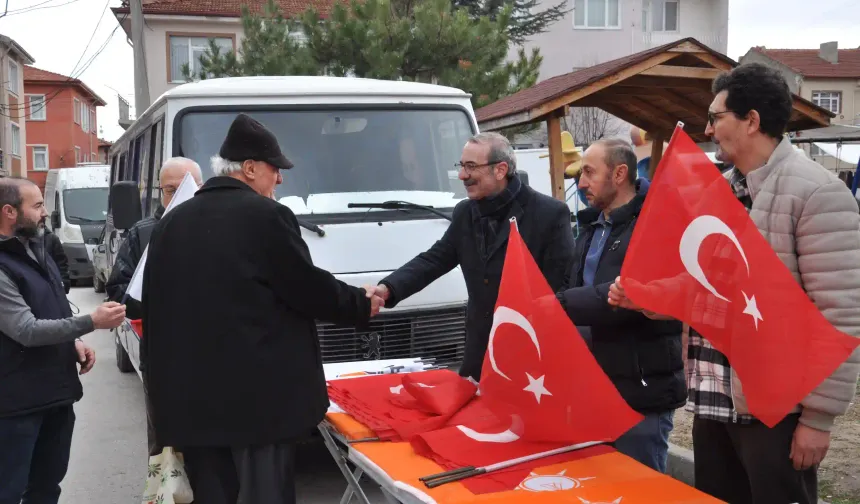 AK Parti Kütahya, vatandaşlara Türk Bayrağı dağıttı