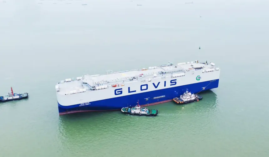 Dünyanın en büyük otomobil taşıyan gemisi denize indirildi