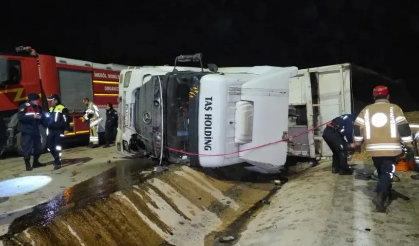 İnegöl’de talaş yüklü tır devrildi: Sürücü hayatını kaybetti