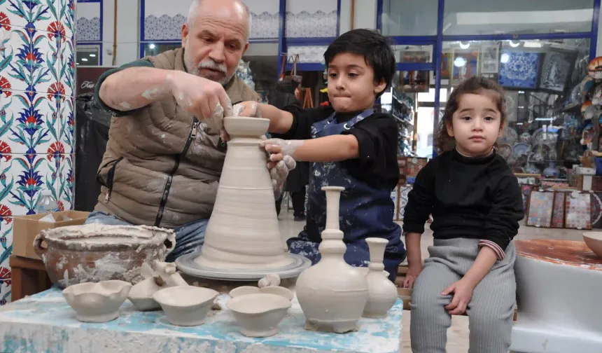 Kütahya'da minikler, çini çamurunu şekillendirdi
