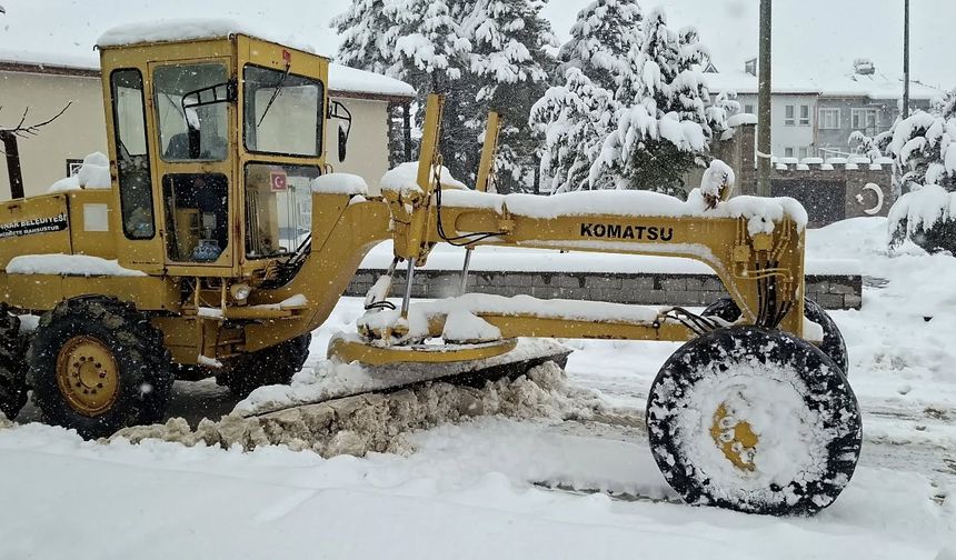 Kütahya Dumlupınar’da karla mücadele çalışmaları sürüyor