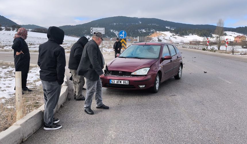 Kütahya’da ara yoldan çıktı, otomobile çarptı