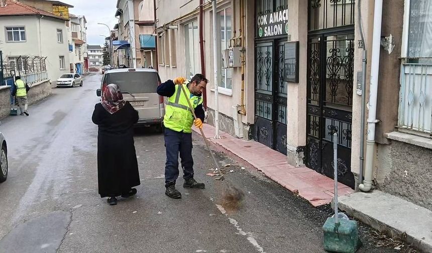 Kütahya’da Bahçelievler Mahallesi’nde ara sokaklarda temizlik çalışması yapıldı