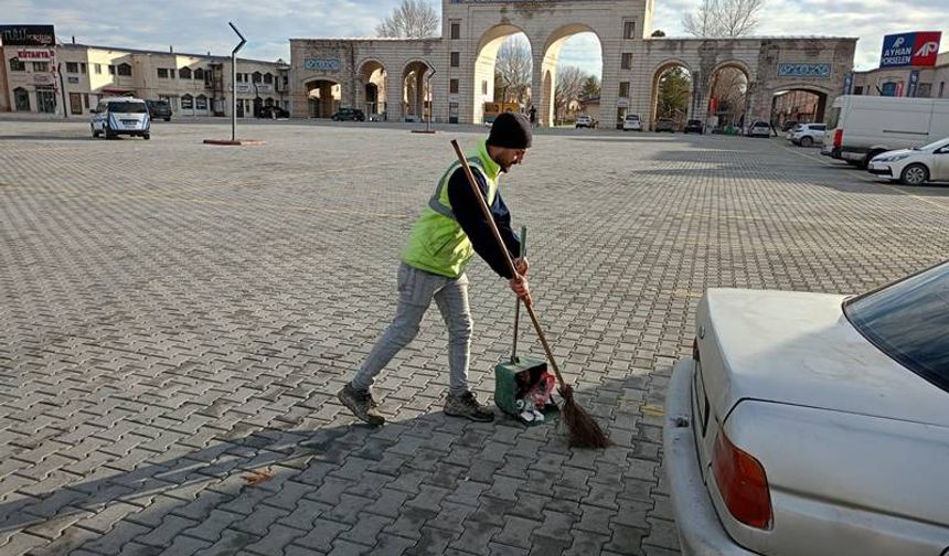 Kütahya’da Çiniciler Çarşısı çevresinde temizlik çalışması yapıldı