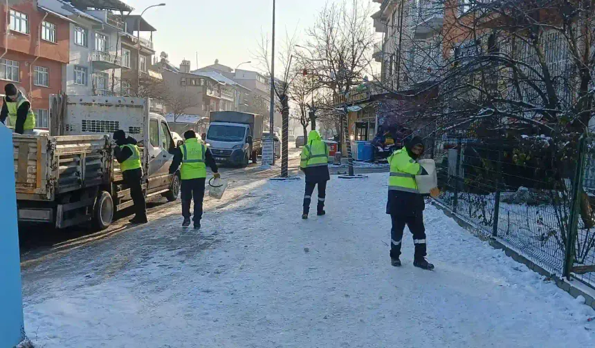 Kütahya’da ekipler, tuzlama çalışması yaptı