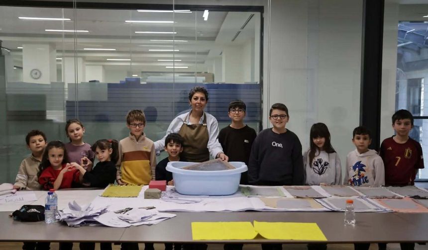 Kütahya'da elekte kağıt yapım atölyesi çocuklardan yoğun ilgi gördü