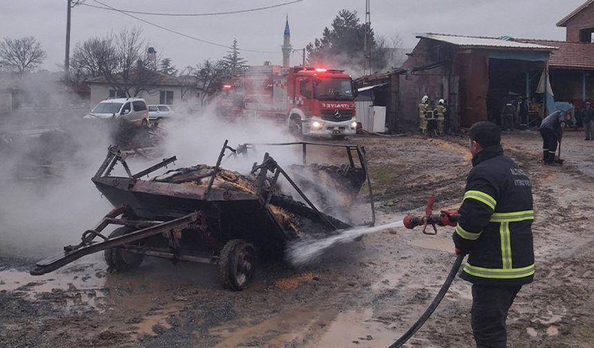 Kütahya’da Göçeri köyünde dam ve samanlık yangını