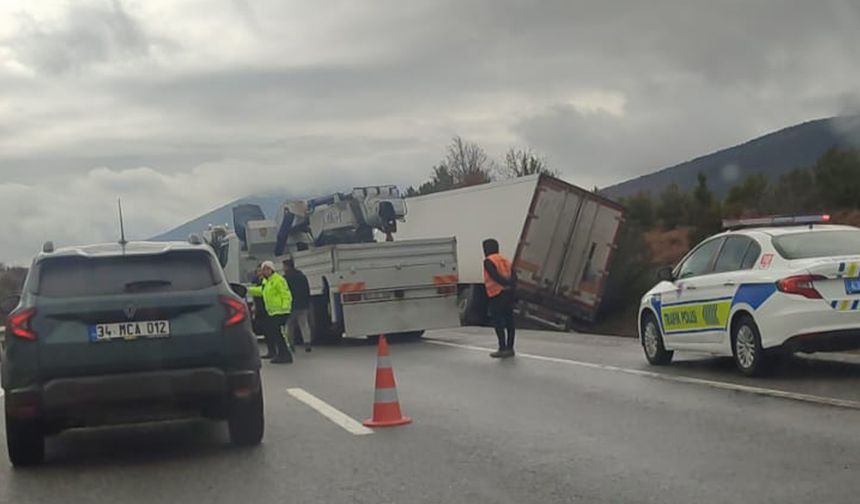 Kütahya’da tır yol kenarına savruldu