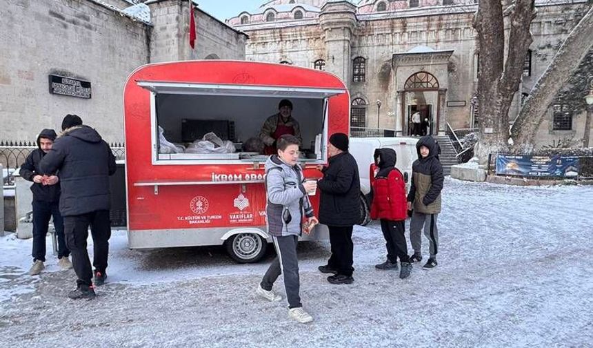 Kütahya’da Vakıflar Genel Müdürlüğü’nden yeni yılın ilk sabahında çorba ikramı