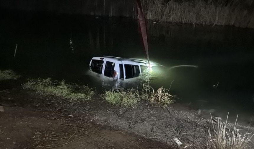 Odunpazarı’nda park halindeki araç Porsuk Çayı’na düştü