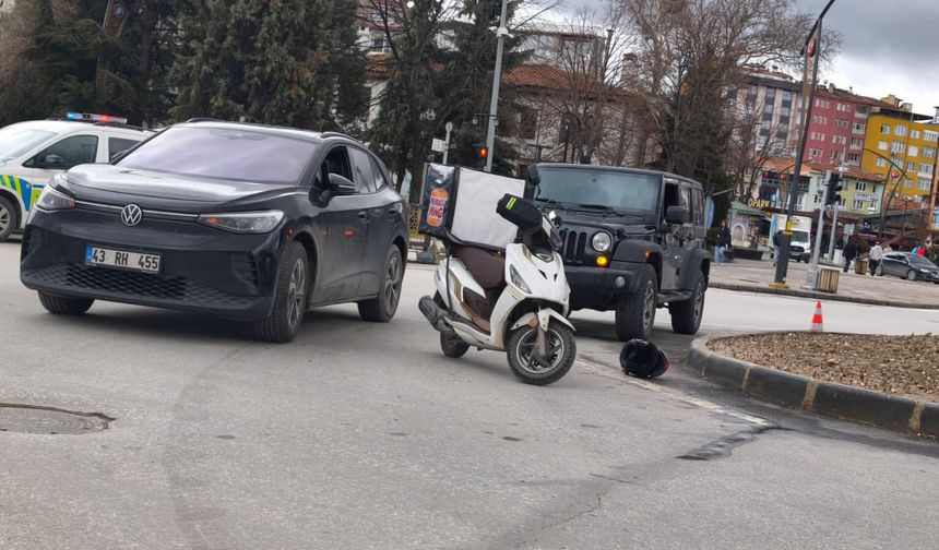 Kütahya’da otomobil ile motokurye çarpıştı