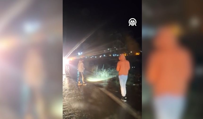 Balıkesir Sındırgı’da kar ve sağanak hayatı olumsuz etkiledi