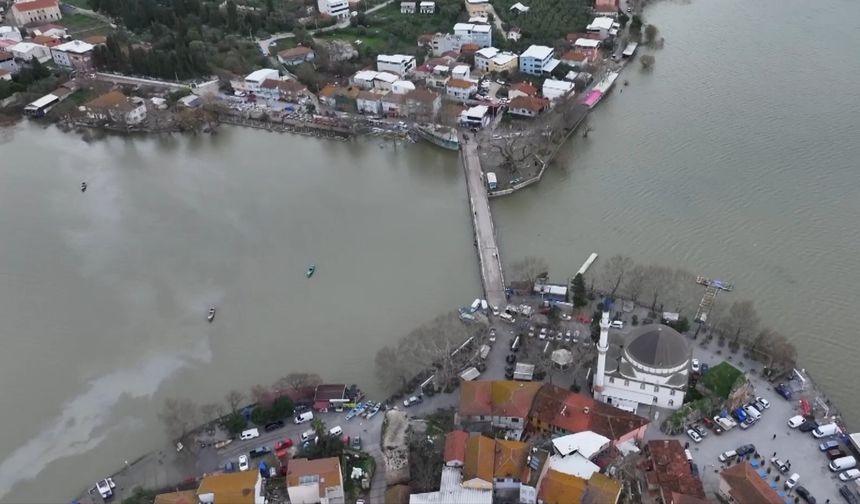 Bursa Uluabat Gölü’nün suyu Gölyazı’daki evlere dayandı