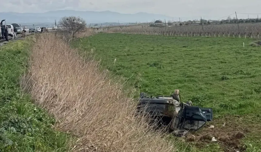 Manisa’da devrilen otomobildeki iki kişi yaralandı