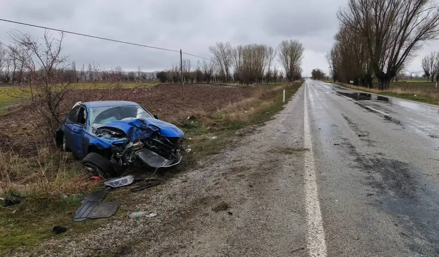 Afyonkarahisar’da otomobil ağaca çarptı: 3 yaralı